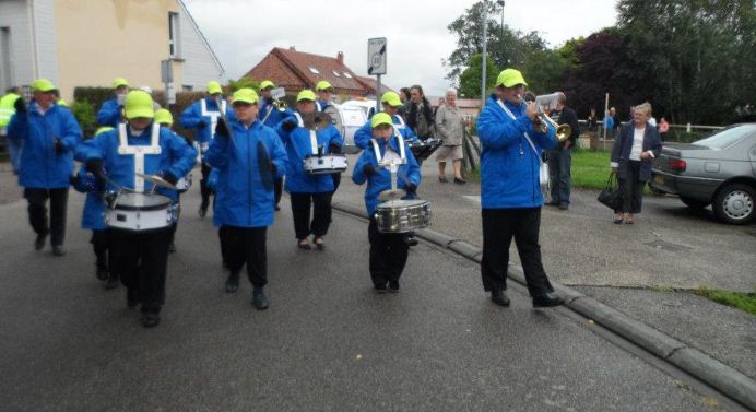 Une fanfare enthousiaste